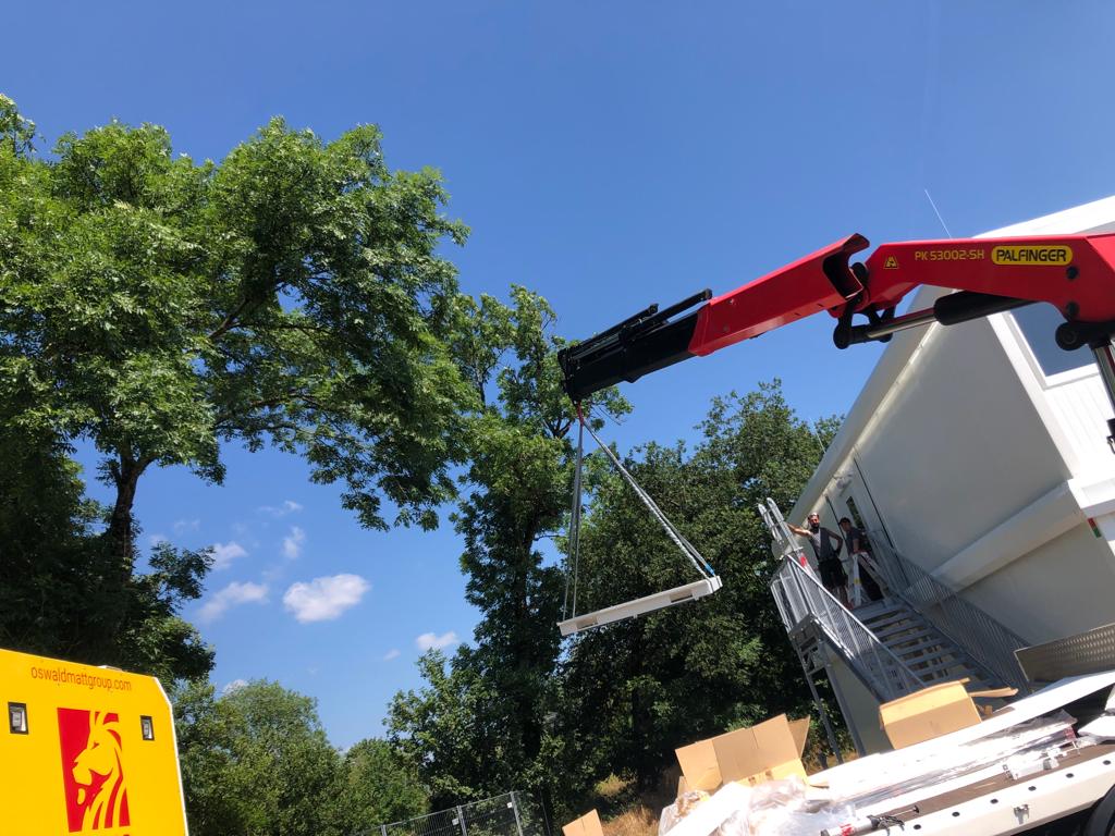 Container hängt an Kran