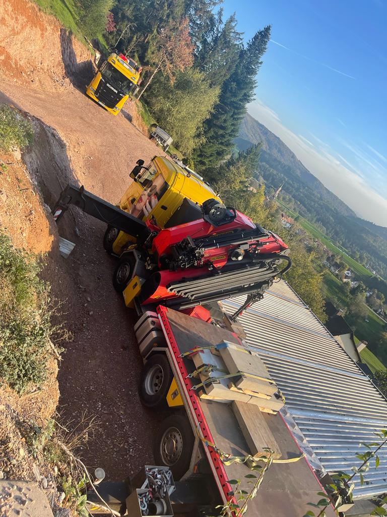 Container hängt an Kran