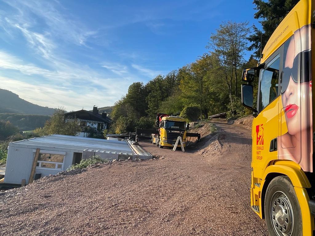 Container hängt an Kran