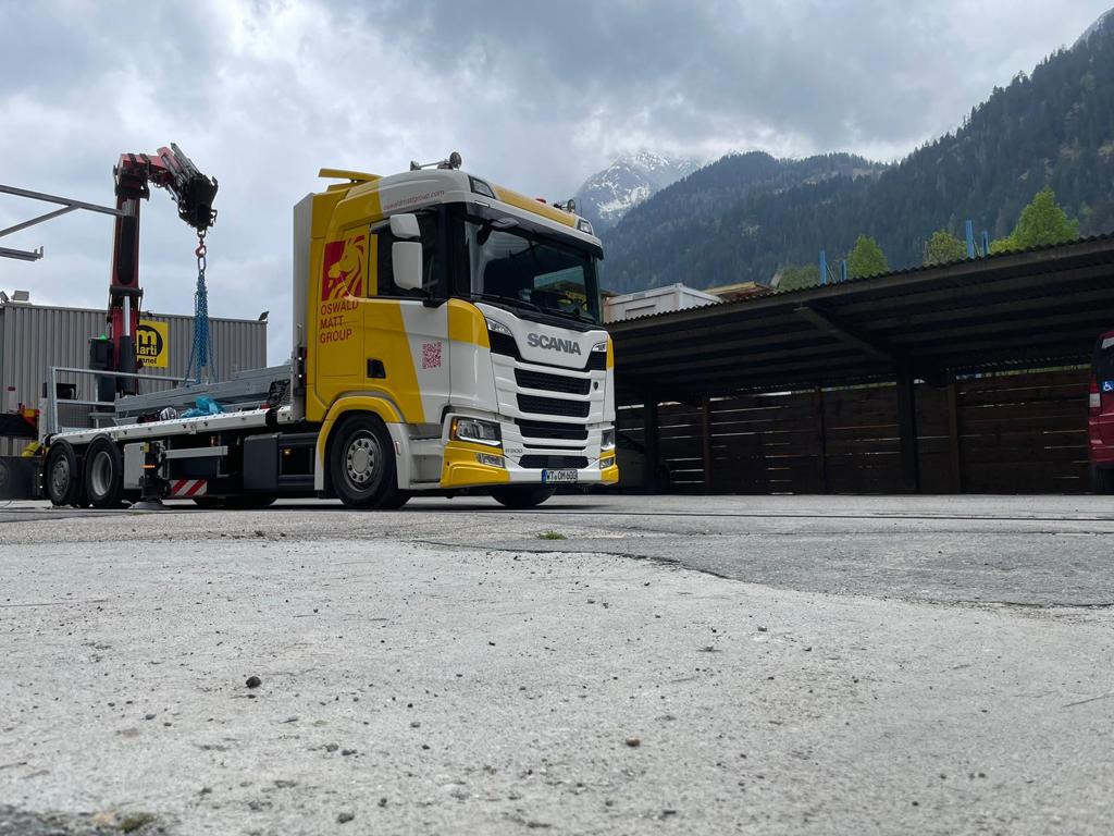 Container hängt an Kran