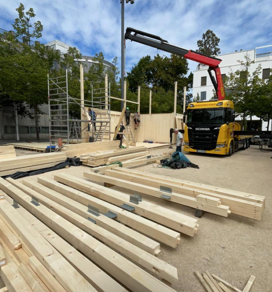 Container hängt an Kran