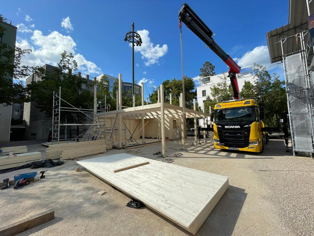 Container hängt an Kran