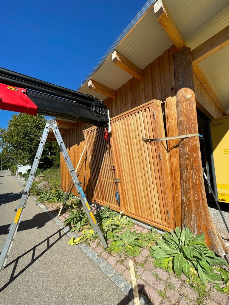 Container hängt an Kran