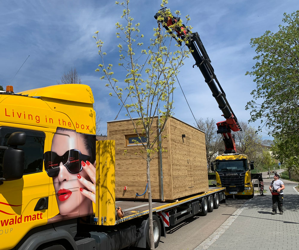 Holzcontainer auf Tieflader