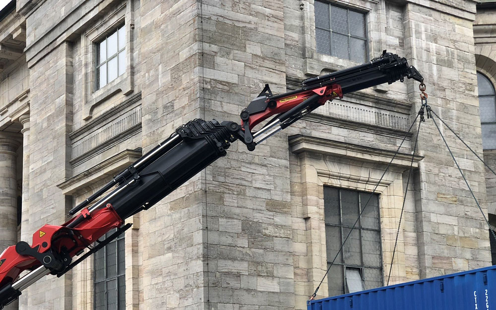 Container hängt an Kran