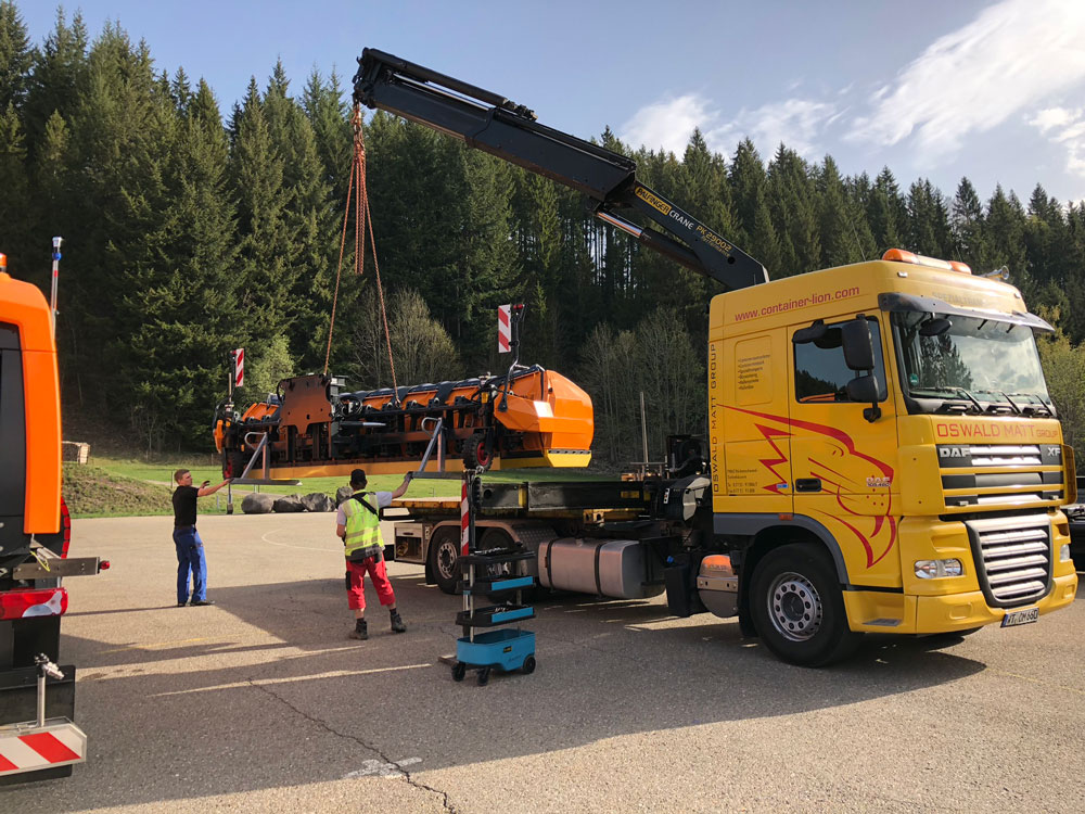 Kranung einer Kehrmaschine