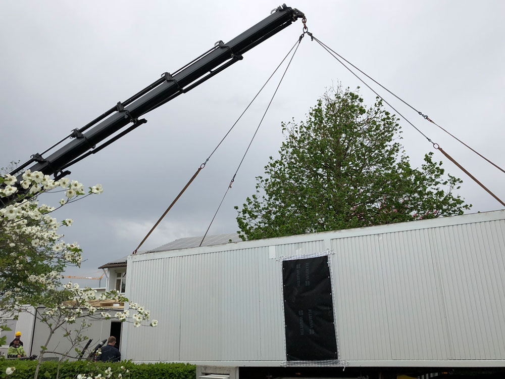 Kran mit Wohncontainer